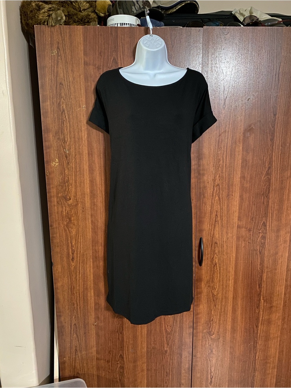 Classic Black Short-Sleeve Shift Dress with pockets soft comfy